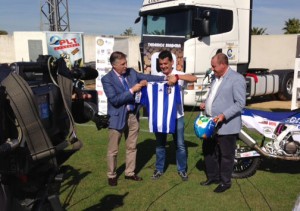 El piloto valverdeño recibió una camiseta del Recre por parte del club. / Foto: P. G.