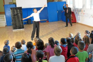 Alumnos de Primaria del colegio El Faro viendo la representación.