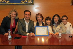 Representantes y alumnos del centro escolar entregaron el libro de agradecimientos al alcalde.