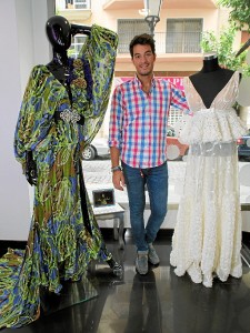 El estilista Moisés Giraldo junto a dos diseños de Mario Gallardo. / Foto: José Carlos Palma