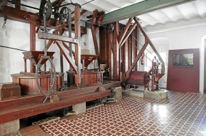 El molino que aún puede contemplarse en este edificio que antes era una fábrica de harina. / Foto: José Carlos Palma