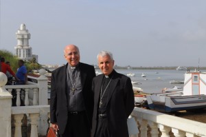 El obispo de Huelva y el de Vigo en Isla Cristina. 