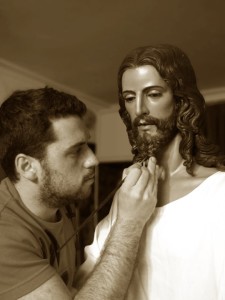 El joven rocianero, trabajando en una figura. 