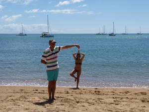 Marta en la playa  Magnetic Island con su padre.