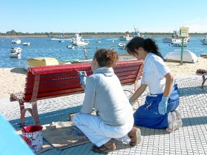 Los bancos de Punta son reparados y pintados.