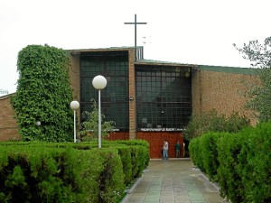 Fachada de la iglesia del Carmen de Punta Umbría, obra de Fisac.