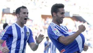 Linares acude a celebrar con Montoro el primer gol del Recre. / Foto: Josele Ruiz.