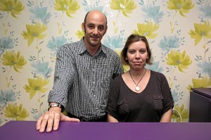 Jesús Vallés Tirado y Verónica Tirado Malagón en su tienda. / Foto: José Carlos Palma