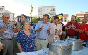 . En total, se repartieron más de 40 kilos de garbanzos cocinados por Lucrecia y Paca Márquez.