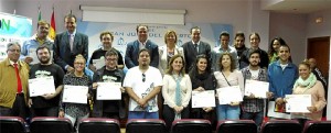 Los alumnos asistentes al curso recogieron sus diplomas.