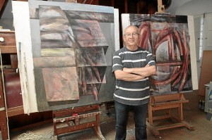 El artista con dos de los cuadros que expondrá en La Habana. / Foto: José Carlos Palma