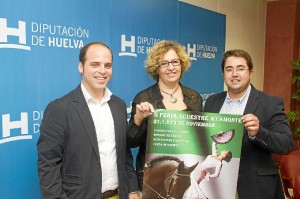 Ana Ríos junto a Javier López y Fran Pérez. con el cartel del evento.