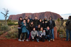 Acompañada de amigos y con el Uluru al fondo. 