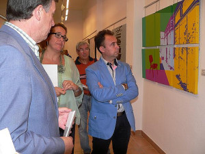 Carmelo Romero y Yolanda Pelayo en la inauguración de la exposición.