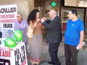 Lourdes Martín durante su visita a la mesa de Aonujer.