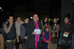 La alcaldesa durante la lectura del manifiesto acompañada por jóvenes.  