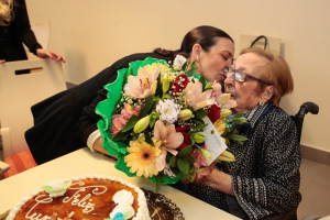 Esta simpática onubense ha recibido un ramo de flores como regalo de su cumpleaños.