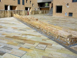 Parte del mismo tramo tras su integración en el nuevo edificio de Plaza Ivonne Cazenave. / Foto: Área de Arqueología de la Universidad de Huelva.