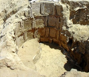 Vista de silo para almacenamiento de la producción agrícola,  perteneciente a la Villa de La Almagra. / Foto: Área de Arqueología, UHU.