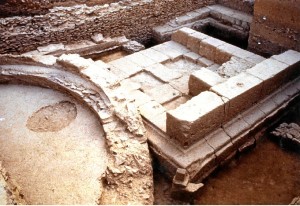 Basamento de un edificio hallado en el patio del Convento de las Madres Agustinas. / Foto: Servicio de Arqueología, Diputación de Huelva.