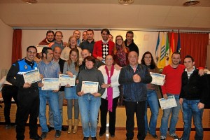 Los asistentes a los cursos recogieron sus diplomas.