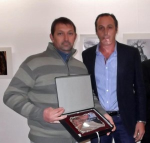 El presidente del Consejo junto al ganador del Concurso de Fotografías de la Semana Santa 2013.