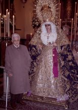 Rafaela Monís, junto a la Virgen de la Victoria.