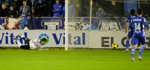 Momento en el que la pelota de Linares supera a Goitia y se convierte en el 0-1. / Foto: www.elcorreo.com.