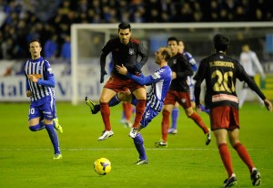 Dimas obstaculiza a Ion Vélez en un lance del choque en Vitoria. / Foto: www.elcorreo.com.