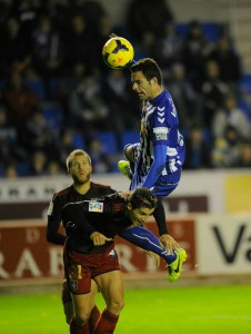 Borja Viguera supera en el salto a Ruymán. / Foto: www.elcorreo.com.