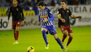 Borja Viguera y Joselu en un lance del partido del sábado en Vitoria.