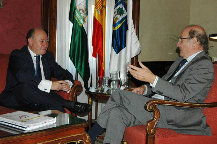 Reunión entre el alcalde de Huelva y Antonio José Redondo.