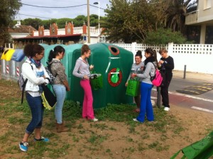 Alumnas del IES Galeón recogieron botellas de vidrio y envases durante la Ruta del Camelón