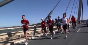 El paso por el Puente Internacional sobre el río Guadiana, un momento esperado en la prueba.