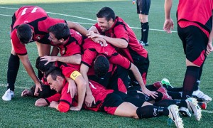 Los jugadores del Ayamonte celebran el segundo gol, obra de Pedro. / Foto: Javier Losa.