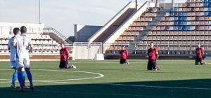 Los jugadores del Ayamonte se arrodillaron, nada más iniciarse el choque, en señal de protesta ante los impagos que sufren. / Foto: J. Losa.