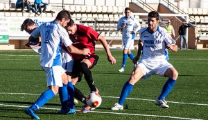 Pedro, autor del segundo gol local, rodeado de contrarios. / Foto: J. Losa.