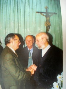 De derecha a izquierda.- Padre José María Laraña, Manolo Aragón Ponce y José Bacedoni Bravo, en la Capilla de 'Funcadil' al final de una misa celebrada por el Padre Laraña en el año 1999.