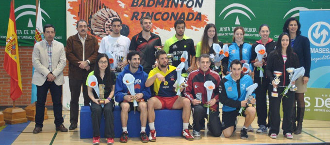 Los ganadores en La Rinconada, con la presencia de los jugadores del equipo onubense.