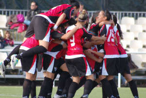 Las jugadoras onubenses celebran el gol de Anita.