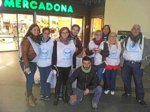 Participantes en la campaña de alimentos.