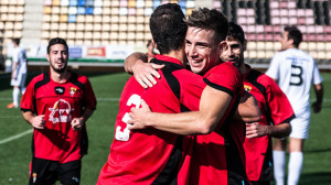 Canito felicita a Pedro después de lograr el cuarto tanto local. / Foto: J. Losa.