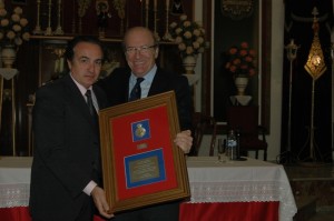 El presentador, Manuel Acosta, recibiendo su reconocimiento.