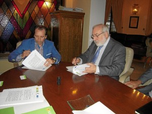 Firma del convenio en Almonte.