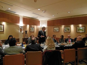 El director durante su intervención en el desayuno con la prensa. 