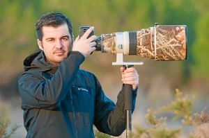 El fótografo Alejandro Jiménez, con su cámara. 