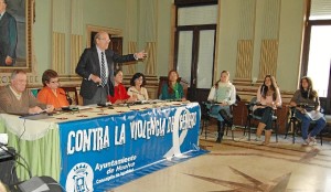 Debate intergeneracional sobre la violencia género en el Ayuntamiento de Huelva.