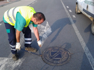 Trabajos de desratización en la barriada onubense.