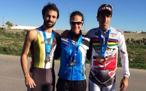 Saúl Pérez, Rocío Espada y Emilio Martín, con sus medallas.