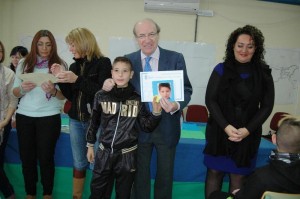 El alcalde de Huelva con uno de los jóvenes. 